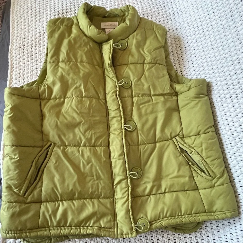 Studio Works Women's Green Puffer Vest, Zippered & Button Down, Pockets; Size LP